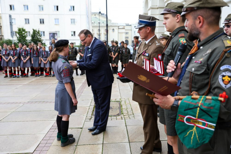 Warszawa, 01.08.2023. Szef Urzędu do Spraw Kombatantów i Osób Represjonowanych Jan Józef Kasprzyk (C) podczas uroczystości wręczenia medali „Pro Patria” członkom Związku Harcerstwa Rzeczypospolitej. Fot. PAP/R. Guz