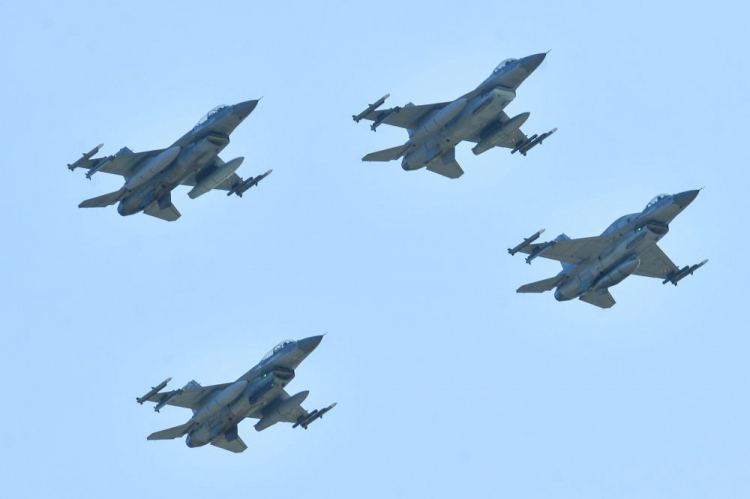 Międzynarodowe Pokazy Lotnicze AIR SHOW Radom 2023: samoloty F-16. Fot. PAP/R. Pietruszka