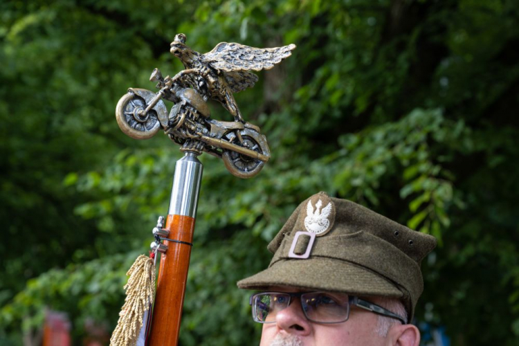 Wilno, Litwa, 14.08.2023. XXIII Międzynarodowy Motocyklowy Rajd Katyński im. Komandora Wiktora Węgrzyna dotarł do Wilna. Uczestnicy złożyli wieniec na wileńskiej Rossie. Fot. PAP/V. Doveiko