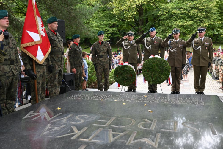 Wilno, Litwa, 15.08.2023. Obchody Święta Wojska Polskiego i 103. rocznicy zwycięstwa nad bolszewikami w Bitwie Warszawskiej, przy grobie, w którym jest pochowana matka Józefa Piłsudskiego i serce marszałka na cmentarzu na Rossie. Fot. PAP/V. Doveiko