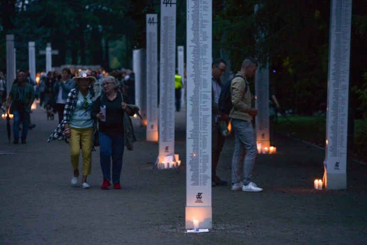 Uroczystości na Cmentarzu Powstańców Warszawy na warszawskiej Woli. Zakończył się Marsz Pamięci w hołdzie cywilnym ofiarom stolicy, którzy zginęli podczas Powstania Warszawskiego. 05.08.2023. Fot. PAP/M. Obara