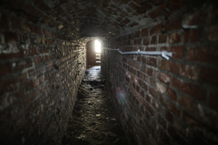 Tunel pod dawnym Pałacem Saskim na placu marszałka Józefa Piłsudskiego. Warszawa, 11.08.2023. Fot. PAP/A. Zawada