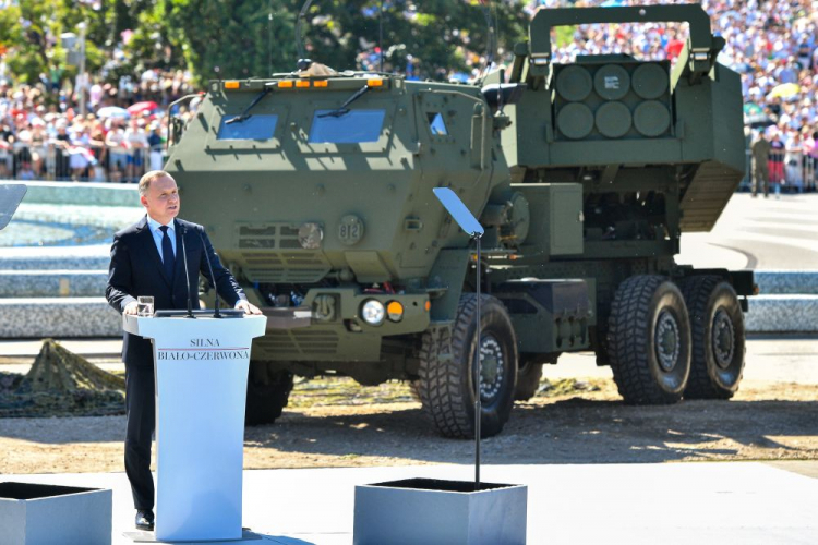 Warszawa, 15.08.2023. Prezydent RP Andrzej Duda przemawia przed rozpoczęciem defilady „Silna Biało-Czerwona” z okazji Święta Wojska Polskiego 2023. Fot. PAP/R. Pietruszka