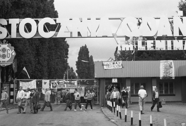 Gdańsk 08.1988. 22 sierpnia ogłoszono strajk w Stoczni Gdańskiej im. Lenina. Na zdjęciu: brama nr 2 stoczni. Fot.  PAP/J. Morek