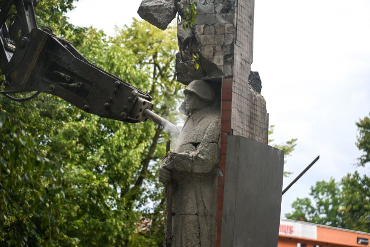 Demontaż propagandowego pomnika „Poległym w Walce o Wyzwolenie Dąbia”. Szczecin, 03.08.2023. Fot. PAP/M. Bielecki