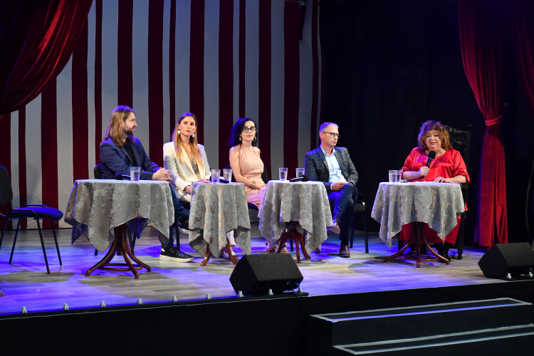 Aktorka i piosenkarka Gołda Tencer (P), reżyser Dawid Szurmiej (L), wokalistka Izabela Szafrańska (2L), reżyserka Karolina Kirsz (C) oraz dyrektor Biura Kultury Urzędu Miasta Warszawy Artur Jóźwik (2P) podczas konferencji prasowej zapowiadającej tegoroczną edycję Festiwalu Kultury Żydowskiej "Warszawa Singera" na Scenie Letniej Teatru Żydowskiego w Warszawie. Fot. PAP/A. Lange