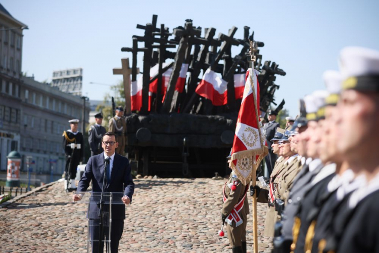 Premier Mateusz Morawiecki przemawia podczas obchodów 84. rocznicy agresji Związku Sowieckiego na Polskę przed Pomnikiem Poległym i Pomordowanym na Wschodzie. Fot. PAP/L. Szymański