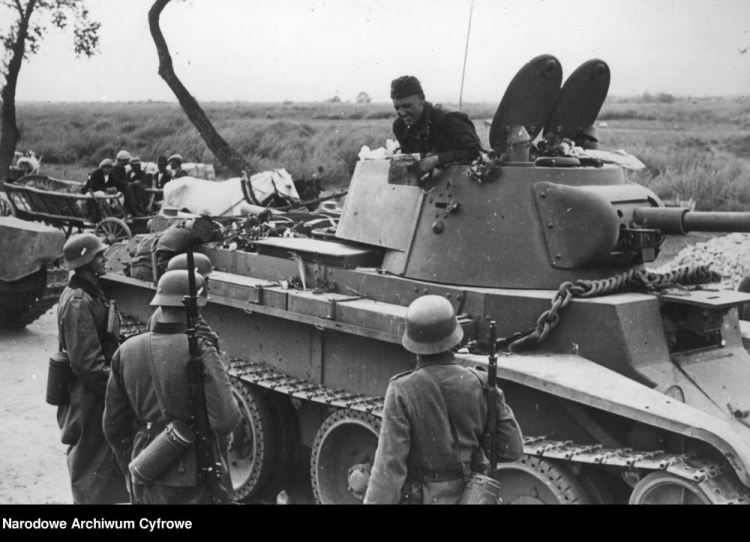 Niemiecki i sowiecki patrol na linii demarkacyjnej. 09.1939. Fot. NAC