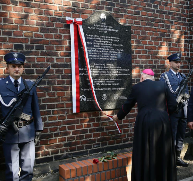 Katowice, 26.09.2023. Bp Adam Wodarczyk (C) podczas uroczystości odsłonięcia i poświęcenia tablicy upamiętniającej ks. Franciszka Blachnickiego, przy Areszcie Śledczym w Katowicach. Fot. PAP/Z. Meissner