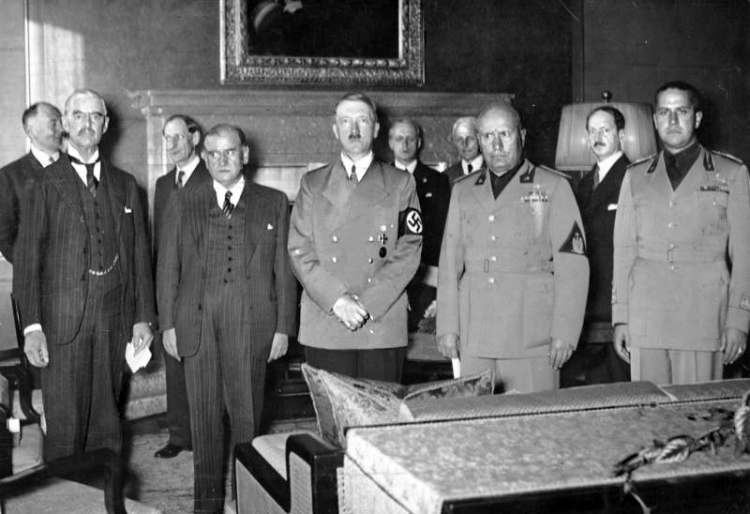 Od lewej: Neville Chamberlain, Édouard Daladier, Adolf Hitler i Benito Mussolini – sygnatariusze układu monachijskiego. Z prawej Galeazzo Ciano, 29 września 1938 r. Źródło: Wikimedia Commons