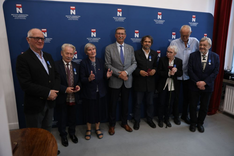 Warszawa, 20.09.2023. Dyrektor IDMN Jan Żaryn (4L), Barbara Fedyszak-Radziejowska (3L) oraz odznaczeni: doradca prezydenta RP Tadeusz Deszkiewicz (2L), Przewodniczący Rady Mediów Narodowych Krzysztof Czabański (L), poetka Katarzyna Boruń-Jagodzińska (3P), poeta Jan Bryłowski (P), historyk Jan Doktór (2P) i pisarz Wacław Holewiński (4P). Fot. PAP/R. Guz