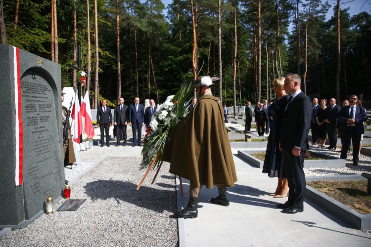 Jagiełła-Niechciałki, 10.09.2023. Prezydent RP Andrzej Duda (C) oraz pierwsza dama Agata Kornhauser-Duda (C.L) złożyli kwiaty pod pomnikiem upamiętniającym Żydów zamordowanych wraz z rodziną Ulmów, na Cmentarzu Ofiar Nazizmu Niemieckiego. Fot. PAP/Ł. Gągulski