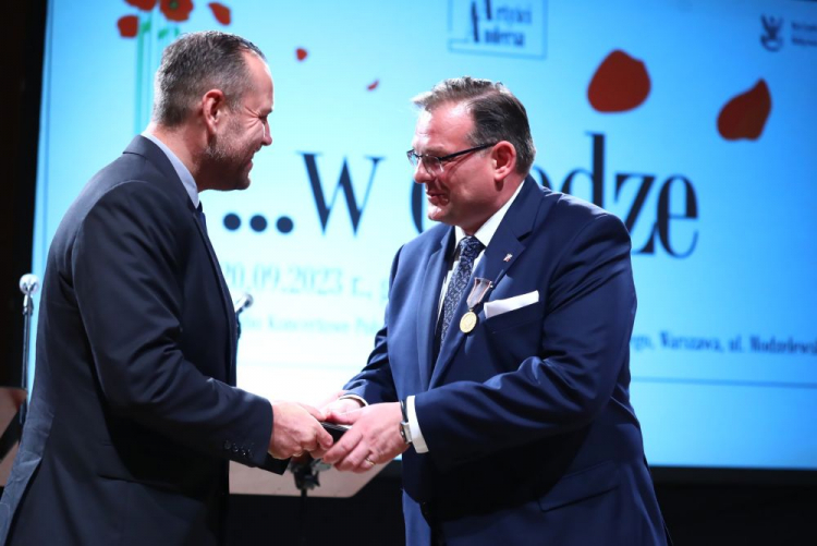 Warszawa, 20.09.2023. Prezes IPN Karol Nawrocki (L) i szef Urzędu do Spraw Kombatantów i Osób Represjonowanych Jan Józef Kasprzyk (P) podczas uroczystości wręczenia Janowi Józefowi Kasprzykowi medalu Reipublicae Memoriae Meritum, w Studiu Koncertowym Polskiego Radia im. W. Lutosławskiego w Warszawie. Fot. PAP/T. Gzell