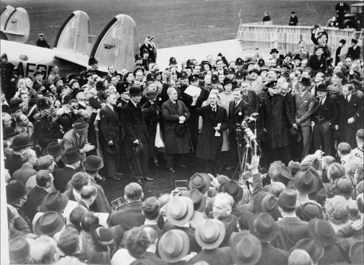 Neville Chamberlain na lotnisku Heston po powrocie z Monachium z tekstem układu Monachijskiego w ręku. Źródło: Wikimedia Commons
