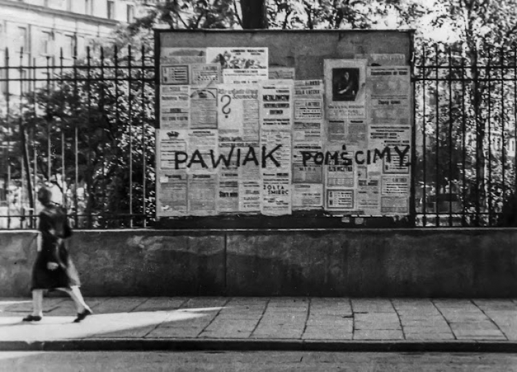 Napis wykonany przez harcerzy z organizacji "Wawer" na tablicy ogłoszeniowej umieszczonej na ogrodzeniu ogrodu BGK przy ul. Brackiej. Fot. domena publiczna