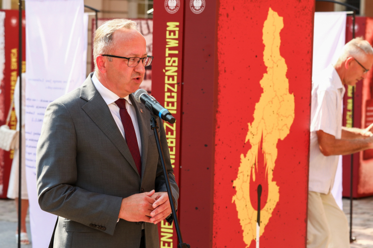 Warszawa, 12.09.2023. Zastępca prezesa IPN dr hab. Karol Polejowski na otwarciu wystawy „Nie tylko Siwiec” pokazującej protesty przeciwko radzieckiej inwazji na Czechosłowację w czerwcu 1968 r., na dziedzińcu Zamku Królewskiego. Fot. PAP/T. Gzell