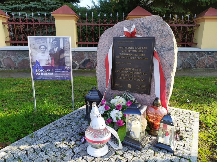 Tablica pamiątkowa poświęcona małżeństwu Krysiewicz w Waniewie. Źródło: Wikimedia Commons