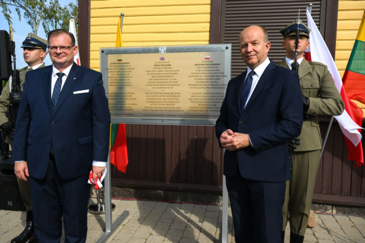 Szef Urzędu do Spraw Kombatantów i Osób Represjonowanych Jan Józef Kasprzyk (2L) i ambasador RP na Litwie Konstanty Radziwiłł (2P) podczas uroczystości upamiętniającej 115. rocznicę Akcji pod Bezdanami. Fot. PAP/V. Doveiko