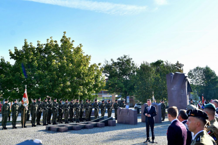 Minister obrony narodowej Mariusz Błaszczak (C) uczestniczy przed Pomnikiem Zesłańcom Sybiru w Legnicy w obchodach 84. rocznicy agresji sowieckiej na Polskę oraz 30. rocznicy wyprowadzenia wojsk radzieckich z Polski. Fot. PAP/S. Borowski