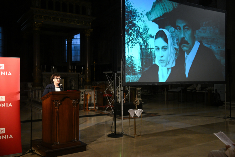 Marszałek Sejmu Elżbieta Witek podczas uroczystej premiery filmu "Przykazanie Miłości. Historia Rodziny Ulmów” w bazylice San Pietro in Vincoli w Rzymie. Fot. PAP/R. Pietruszka