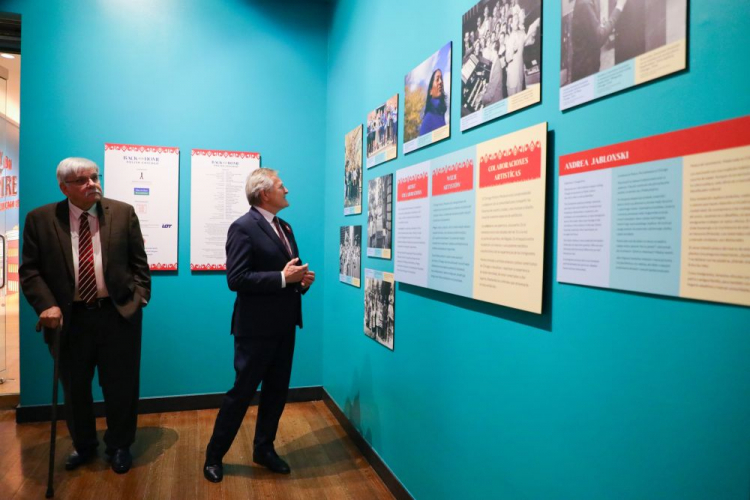 Minister kultury i dziedzictwa narodowego prof. Piotr Gliński obejrzał wystawę „Back Home in Polish Chicago” w Muzeum Historii Chicago. Źródło: MKiDN