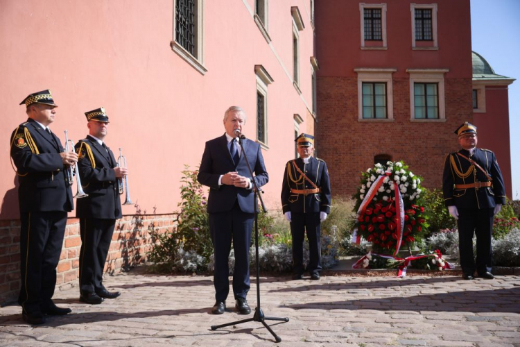 Minister kultury i dziedzictwa narodowego Piotr Gliński przemawia podczas obchodów 84. rocznicy niemieckiego ostrzału Zamku Królewskiego. Fot. PAP/L. Szymański