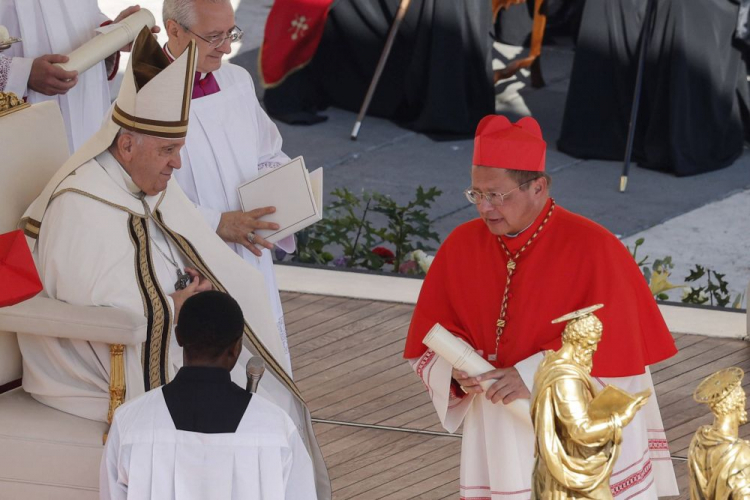 Nowy kardynał Grzegorz Ryś (P) odebrał z rąk papieża Franciszka biret kardynalski. Fot. PAP/EPA