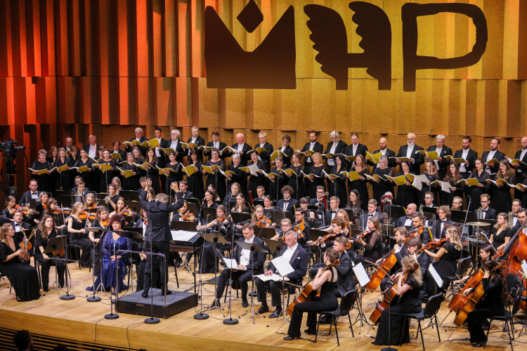 Chór Filharmonii Krakowskiej oraz Polska Orkiestra Sinfonia Iuventus im. Jerzego Semkowa pod dyrekcją Kirilla Karabitsa na koncercie z okazji otwarcia Muzeum Historii Polski w nowym gmachu na warszawskiej Cytadeli. Fot. PAP/P. Supernak