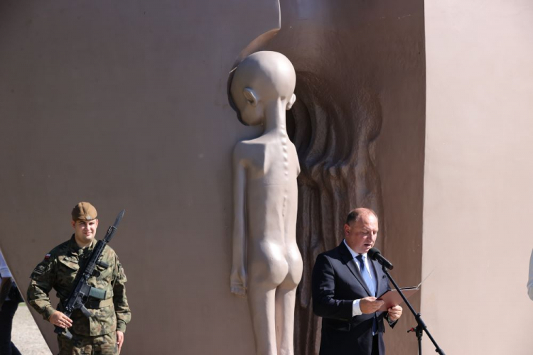 Łódź, 10.09.2023. Dyrektor Muzeum Dzieci Polskich Ireneusz Piotr Maj przemawia podczas obchodów Narodowego Dnia Polskich Dzieci Wojny, nowego święta państwowego uchwalonego przez Sejm RP, przy pomniku Martyrologii Dzieci „Pękniętego Serca”. Fot. PAP/M. Zubrzycki