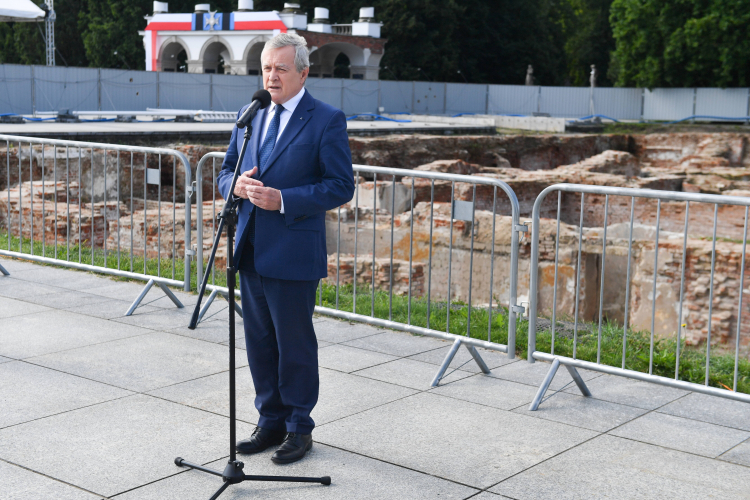 Minister kultury i dziedzictwa narodowego Piotr Gliński podczas briefingu na placu marszałka Piłsudskiego (teren odbudowy północnego skrzydła Pałacu Saskiego) w Warszawie. Fot. PAP/P. Nowak