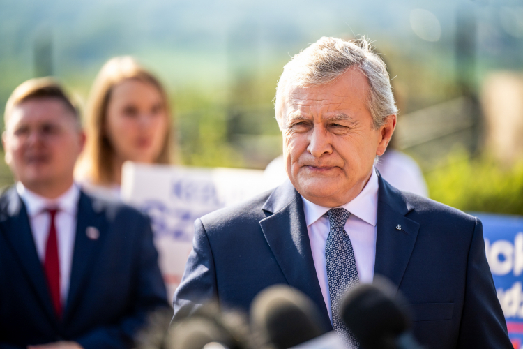 Minister kultury i dziedzictwa narodowego Piotr Gliński (C) podczas konferencji prasowej na Wzgórzu Zamkowym w Grudziądzu. Fot. PAP/T. Żmijewski