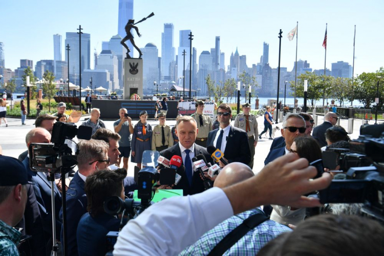 Prezydent RP Andrzej Duda podczas oświadczenia przed pomnikiem Katyńskim. Jersey City, 17.09.2023. Fot. PAP/A. Lange
