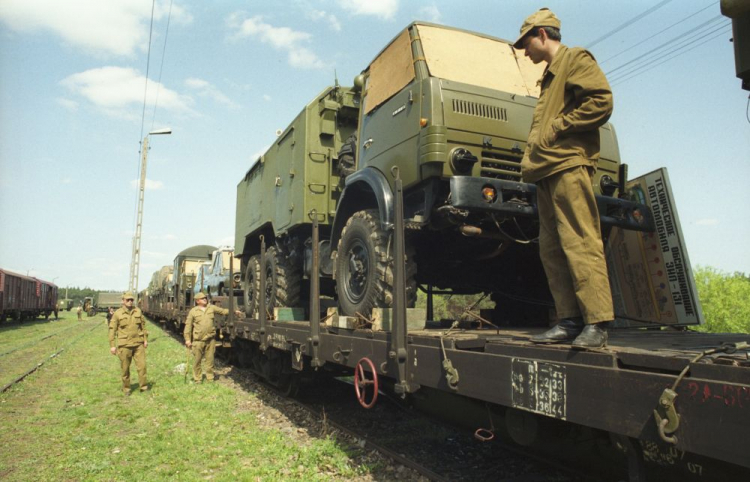 Wyjazd żołnierzy i sprzętu wojskowego Sił Zbrojnych Federacji Rosyjskiej z Polski. Kęszyca, 05.1993. Fot. PAP/R. Janowski