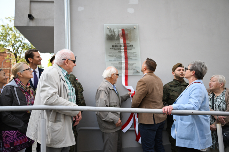 Dyrektor gdańskiego oddziału IPN Karol Piskorski (C) w towarzystwie członków rodziny Bellwonów podczas uroczystości odsłonięcia tablicy poświęconej pamięci polskich patriotów z Wolnego Miasta Gdańska Balbiny i Michała Bellwon przy ulicy Jesionowej 2 w Gdańsku. Fot. PAP/A. Warżawa