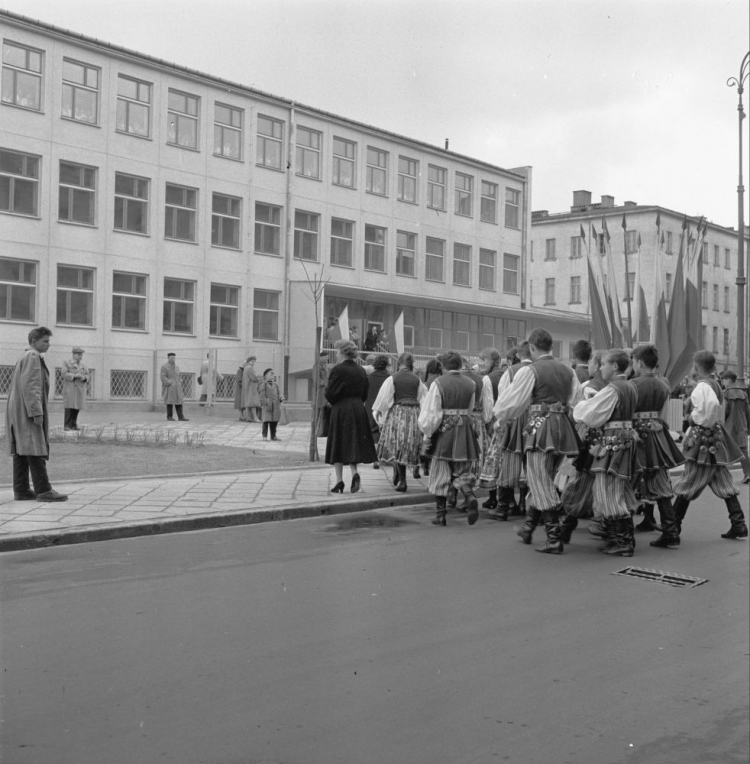 Otwarcie pierwszej w stolicy "Tysiąclatki" im. A. Frycza - Modrzewskiego, przy ul. Elektoralnej. Warszawa, 1960 r. Fot. PAP/CAF/Wdowiński