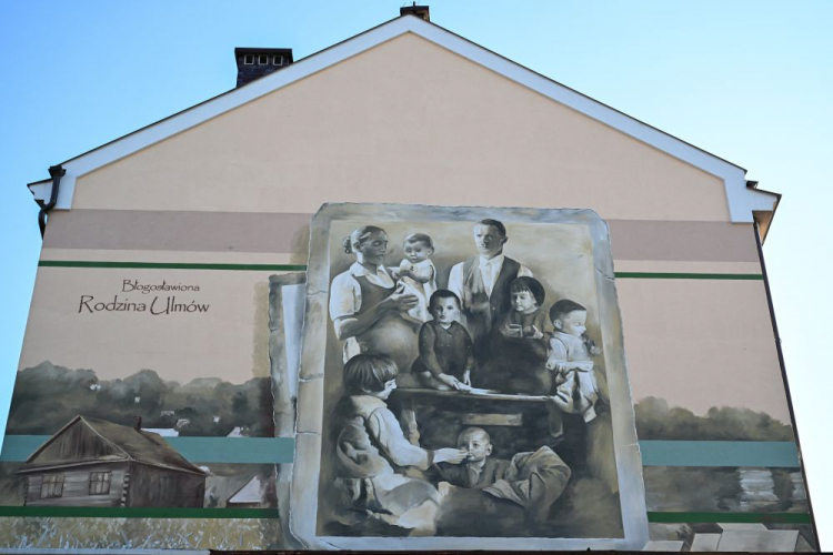 Mural Arkadiusza Andrejkowa "Błogosławiona Rodzina Ulmów z Markowej" odsłonięto w Rzeszowie. Fot. PAP/D. Delmanowicz