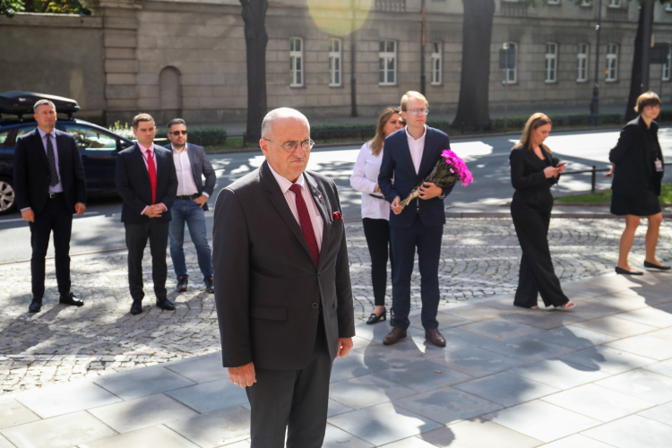 Minister spraw zagranicznych RP Zbigniew Rau (C) złożył kwiaty przed tablicą na gmachu MSZ w Warszawie. Fot.  PAP/A. Zawada