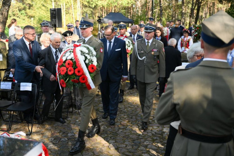 Szef Urzędu do Spraw Kombatantów i Osób Represjonowanych Jan Józef Kasprzyk (C-L) oraz dyrektor Departamentu Uroczystości UdSKiOR płk Artur Frączek (C-P) podczas uroczystości upamiętniających 80. rocznicę zbrodni ponarskiej. Fot. PAP/V. Doveiko