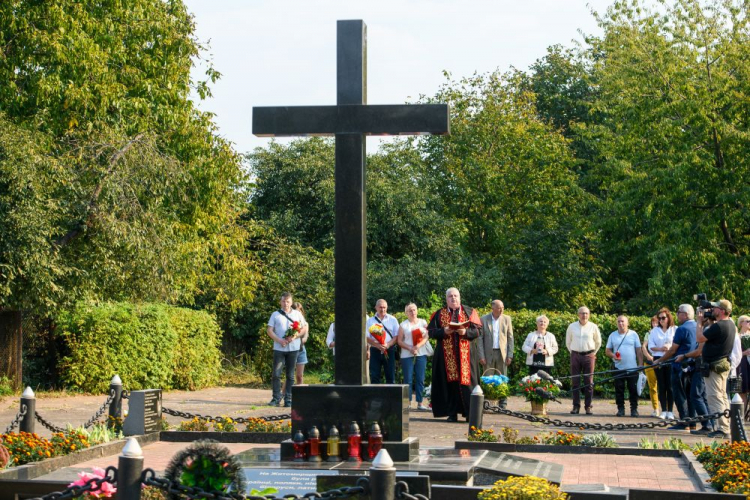 Uroczystości przed krzyżem - pomnikiem ofiar represji komunistycznych. Żytomierz, 30.09.2023. Fot. PAP/V. Musiienko