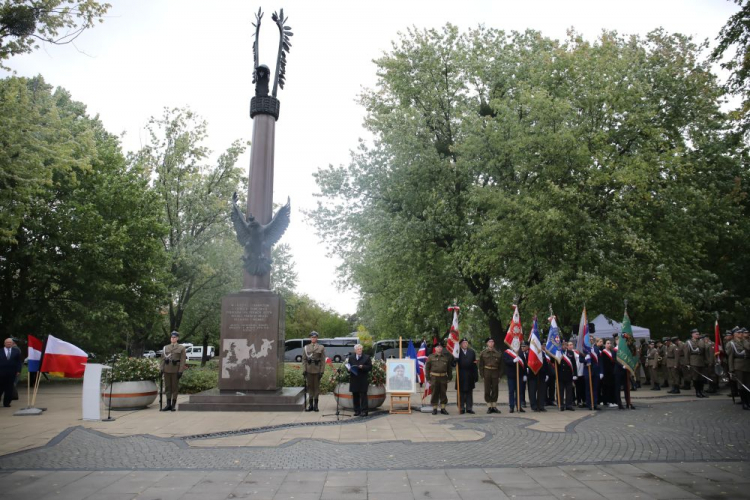 Uroczystość z okazji rocznicy utworzenia 1. Dywizji Pancernej przed pomnikiem 1 Dywizji Pancernej. Warszawa, 07.10.2023. Fot. PAP/A. Zawada