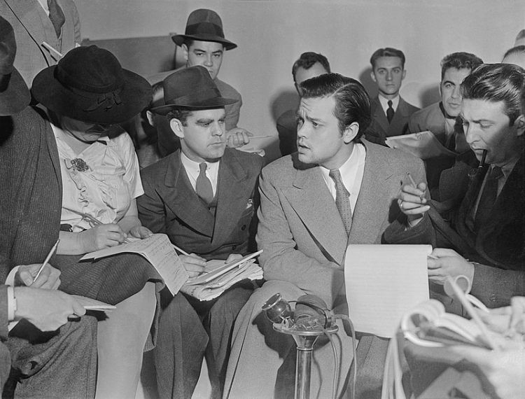 Orson Welles tłumaczy reporterom, że jego intencją nie było wywołanie paniki, 31 października 1938 r. Źródło: www.pl.wikipedia.org