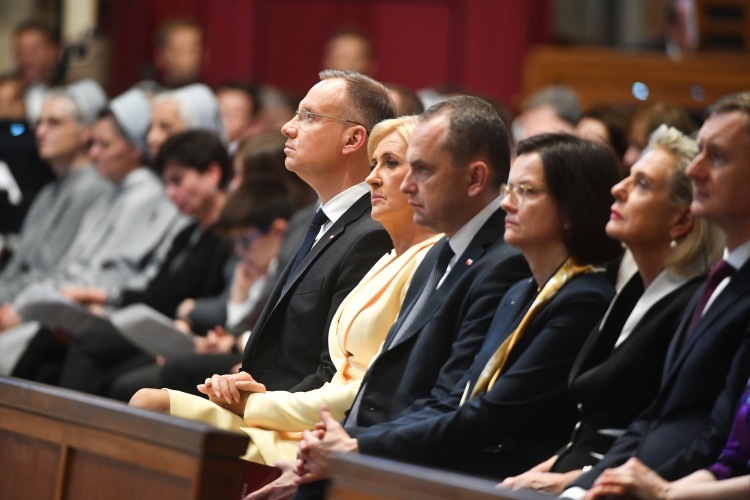 Prezydent RP Andrzej Duda (L), pierwsza dama Agata Kornhauser-Duda (2L), ambasador RP przy Stolicy Apostolskiej Adam Kwiatkowski (3L) i ambasador RP we Włoszech Anna Maria Anders (2P) podczas mszy świętej przy grobie św. Jana Pawła II w Bazylice św. Piotra w Watykanie, 16 bm. W Rzymie i w Watykanie trwają obchody 45. rocznicy wyboru papieża Jana Pawła II.  Fot. PAP/A. Lange