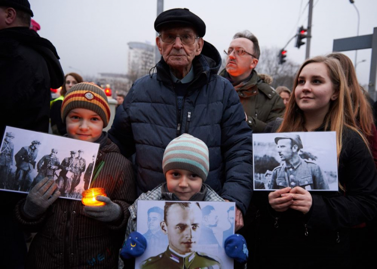 Józef Bandzo ps. Jastrząb (C) i młodzi gdańszczanie podczas uroczystości zapalenia zniczy w Alei Żołnierzy Wyklętych. Gdańsk, 28.02.2015. Fot. PAP/A. Warżawa