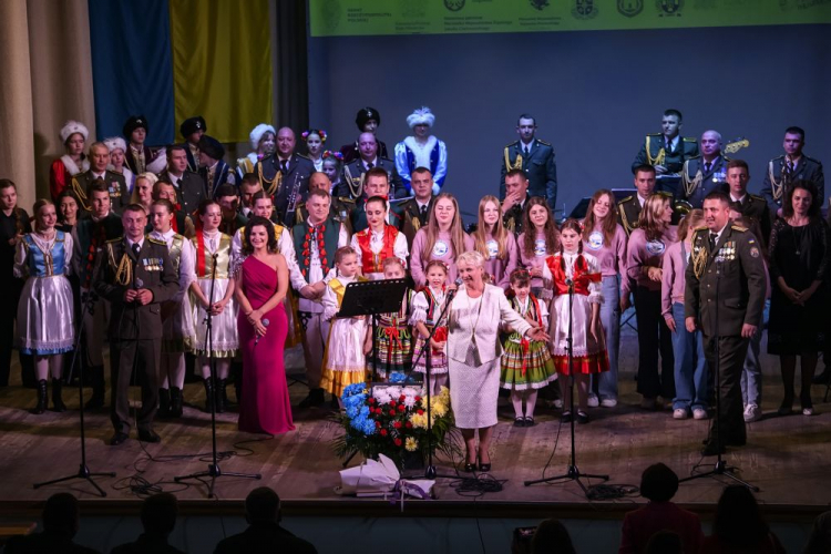 Prezes Żytomierskiego Obwodowego Związku Polaków na Ukrainie Wiktoria Laskowska-Szczur (C) podczas XV Dni Kultury Polskiej na Ukrainie i XXVIII Międzynarodowego Festiwalu Kultury Polskiej "Tęcza Polesia" w Żytomierzu. 01.10.2023. Fot. PAP/V. Musiienko