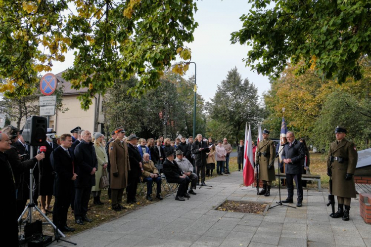 Zastępca prezesa Instytutu Pamięci Narodowej dr hab. Karol Polejowski przemawia w miejscu pamięci ks. Jana Ziei podczas obchodów Narodowego Dnia Pamięci Duchownych Niezłomnych. Warszawa, 19.10.2023. Fot. PAP/M. Marek