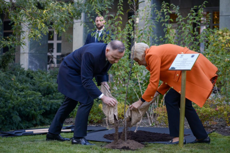 Warszawa, 17.10.2023. Prezydent Andrzej Duda (L) i pierwsza dama Agata Kornhauser-Duda (P) podczas uroczystości sadzenia jabłoni w ogrodach Pałacu Prezydenckiego w Warszawie. Drzewo jest symbolem pamięci o Polakach ratujących Żydów podczas II wojny światowej, w tym o rodzinie Ulmów. Fot. PAP/M. Obara