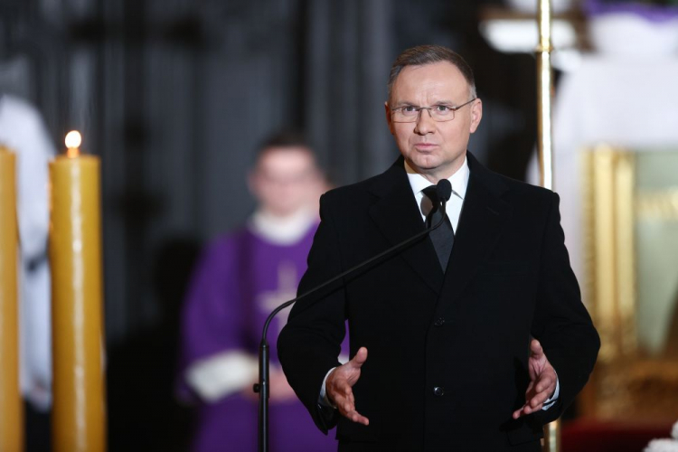 Kraków, 31.10.2023. Prezydent RP Andrzej Duda przemawia podczas uroczystości pogrzebowych współpracowniczki i przyjaciółki Jana Pawła II, byłej więźniarki niemieckiego nazistowskiego obozu koncentracyjnego Ravensbrueck Wandy Półtawskiej w Bazylice Mariackiej. Fot. PAP/Ł. Gągulski