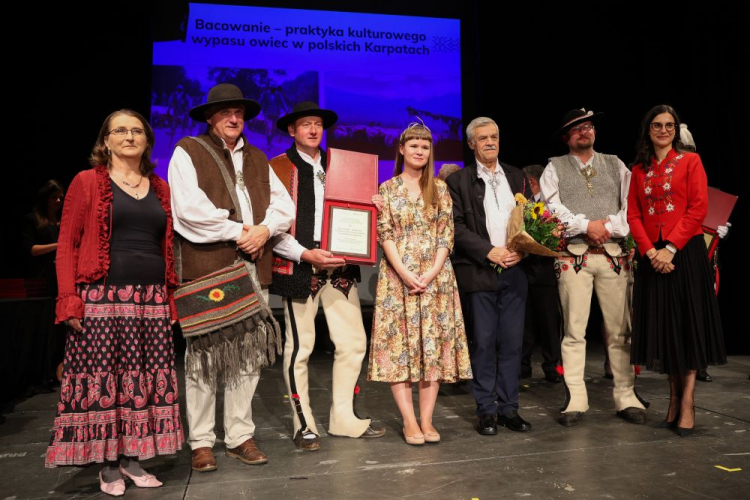 Radca ds. UNESCO w MKiDN Joanna Cicha-Kuczyńska (L), koordynator NID ds. niematerialnego dziedzictwa kulturowego w Małopolsce Agata Mucha (C) i dyrektor Narodowego Instytutu Dziedzictwa Katarzyna Zalasińska (P) podczas wręczania decyzji ws. wpisu "Bacowanie - praktyka kulturowego wypasu owiec w polskich Karpatach" w trakcie gali w Teatrze im. St. I. Witkiewicza. Zakopane, 06.10.2023. Fot. PAP/G. Momot