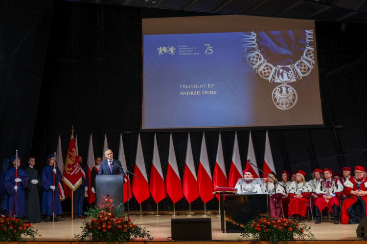 Katowice, 09.10.2023. Prezydent RP Andrzej Duda przemawia podczas uroczystej inauguracji roku akademickiego 2023/2024 Śląskiego Uniwersytetu Medycznego, w międzynarodowym Centrum Kongresowym w Katowicach. Fot. PAP/Z. Meissner