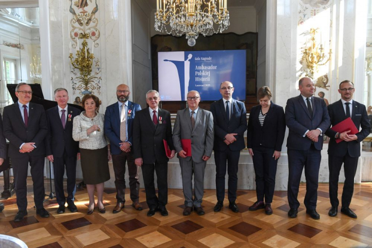 Warszawa, 17.10.2023. Z-ca prezesa IPN M. Szpytma (4P), rzecznik IPN dr R. Leśkiewicz (P), mąż śp. A.M. Alwast Krzysztof Alwast (5P), prezes Związku Polaków we Włoszech U. Stefańska Andreini (3L), sekretarz stanu w KPRM, pełnomocnik rządu ds. Polonii i Polaków za Granicą J. Dziedziczak (2P) oraz laureaci nagrody „Ambasador Polskiej Historii”: J. Fastyn (5L), A. Szulc (4L) i G. Tymiński (2L). Fot. PAP/P. Nowak